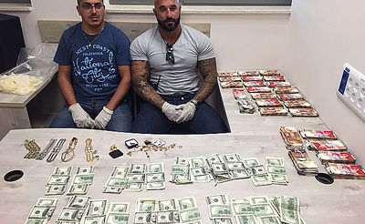 הבלשים עם השלל