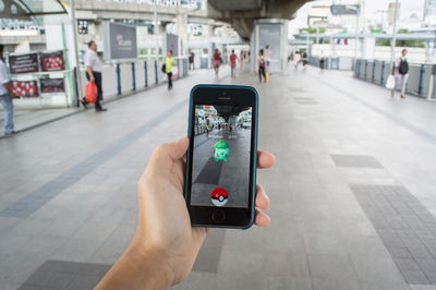 רדף אחרי פוקימון התנגש בדלת זכוכית ונפצע בינוני