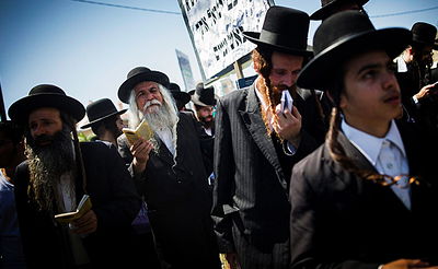 חסידי הרב ברלנד מפגינים נגד מעצרו, ביום שישי