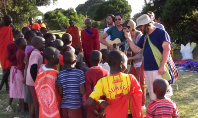 "הנני בידך" הגיע עד לג'ונגל הקנייתי באפריקה • צפו בווידאו