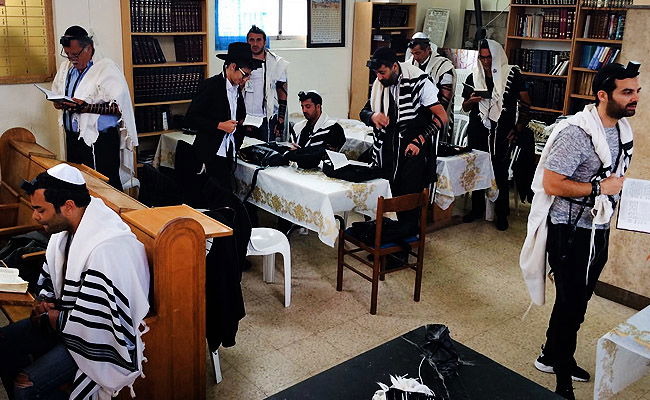 תפילה בבית הכנסת