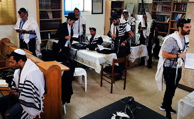 תפילה בבית הכנסת