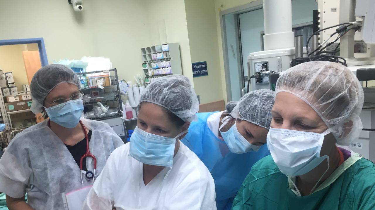 הרגע המכונן בחדר ניתוח מיילדותי בו הוצאה בהצלחה התינוקת