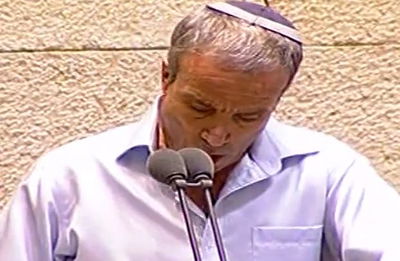 עם ערימת ספרים: הנאום של ח"כ שטרן נגד ביטול הליבה