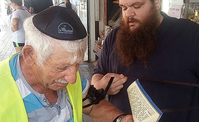 היהודי הישיש מניח תפילין