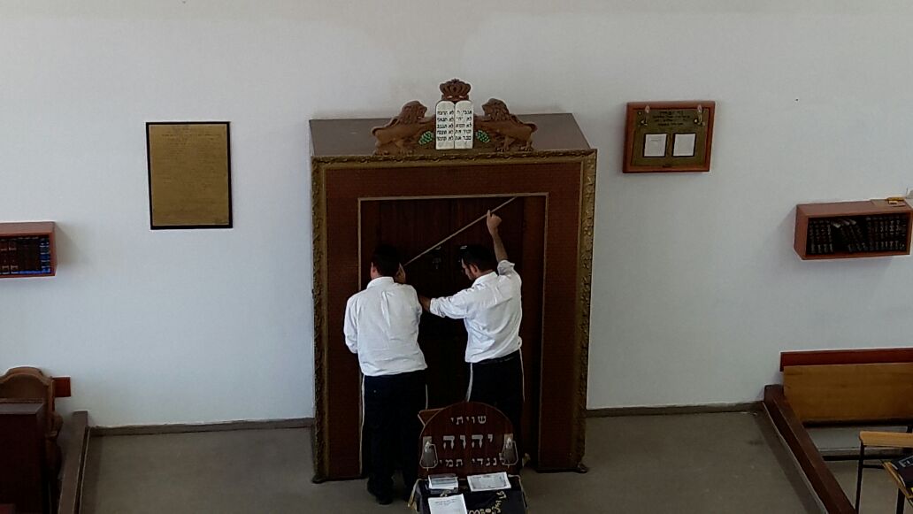 הסרת הפרוכת בהיכל הישיבה