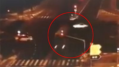 נהג המשאית חוצה באדום ומעיף את הרכב