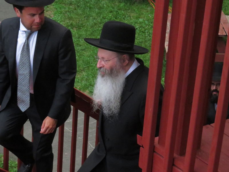 תיעוד ענק: רבנים ואדמו"רים בנופש