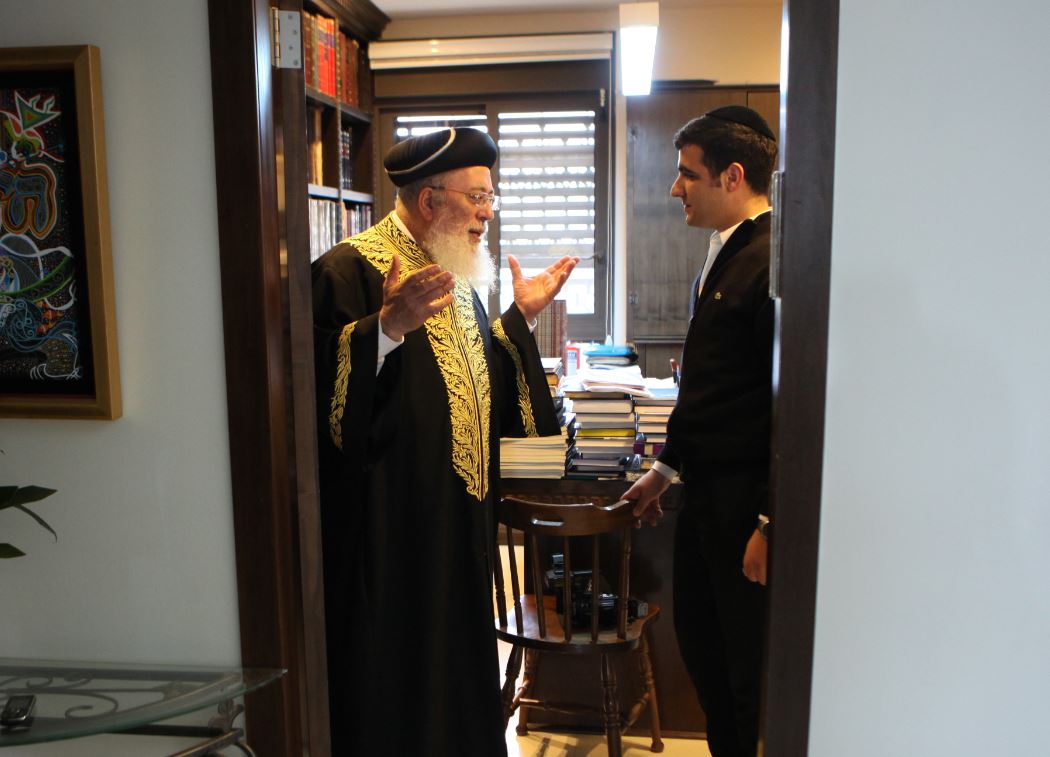 הראשל"צ עם כתב "כיכר השבת" ישי כהן המרכז את פרויקט שיעורי התורה באתר