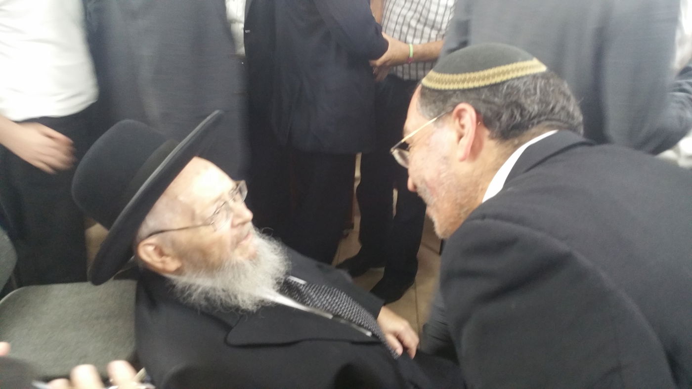 "משמש מגדל אור של תורה בארץ ובעולם". הרב אלגאזי.