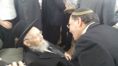 "משמש מגדל אור של תורה בארץ ובעולם". הרב אלגאזי.