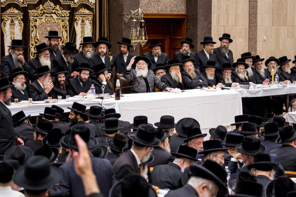 יארצייט בבאבוב: הטיש והעלייה לציון | צפו בתיעוד