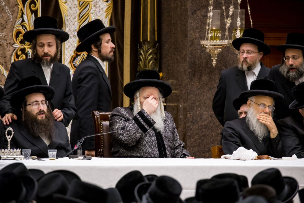 יארצייט בבאבוב: הטיש והעלייה לציון | צפו בתיעוד