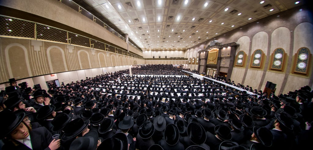 יארצייט בבאבוב: הטיש והעלייה לציון | צפו בתיעוד