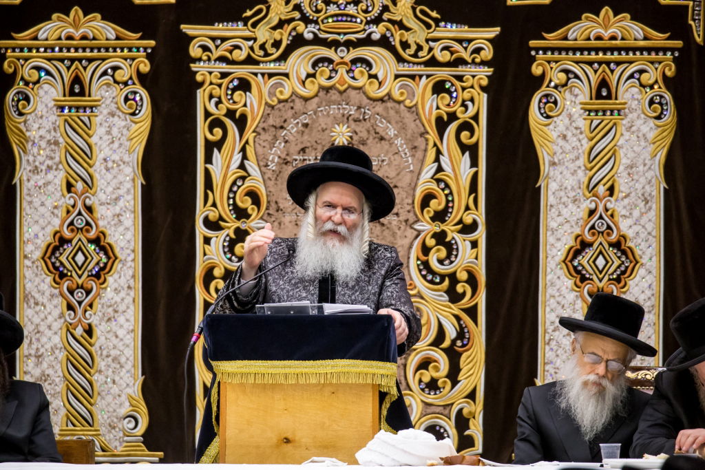 יארצייט בבאבוב: הטיש והעלייה לציון | צפו בתיעוד