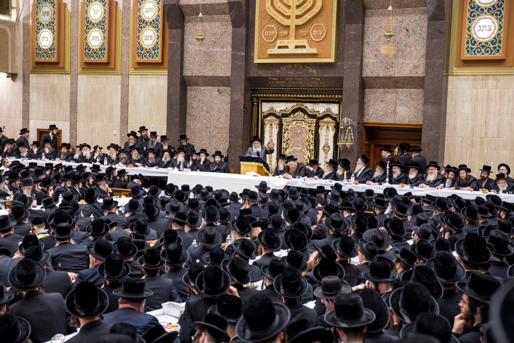 יארצייט בבאבוב: הטיש והעלייה לציון | צפו בתיעוד