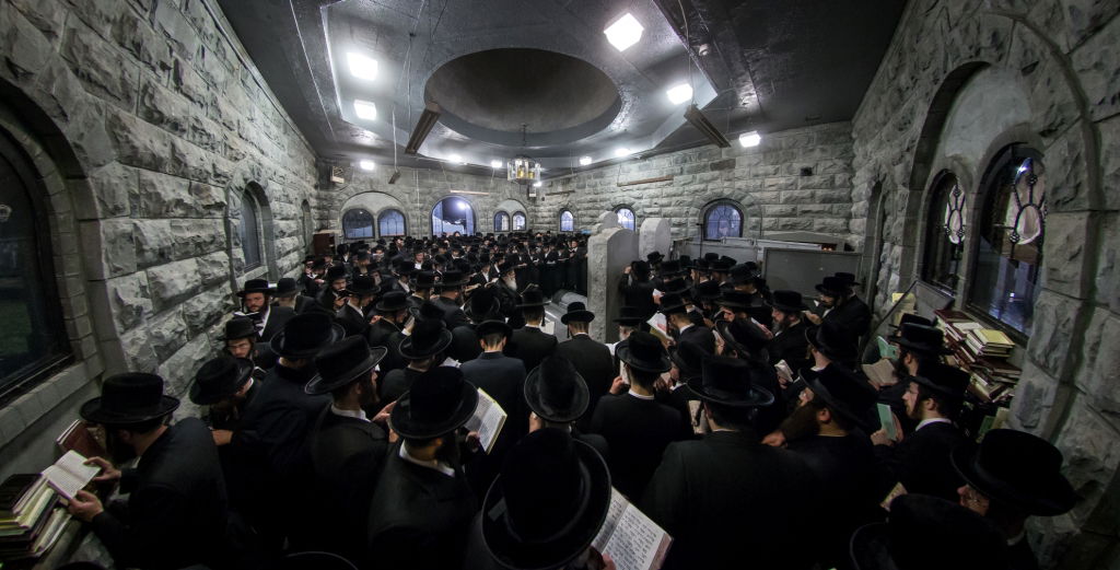 יארצייט בבאבוב: הטיש והעלייה לציון | צפו בתיעוד