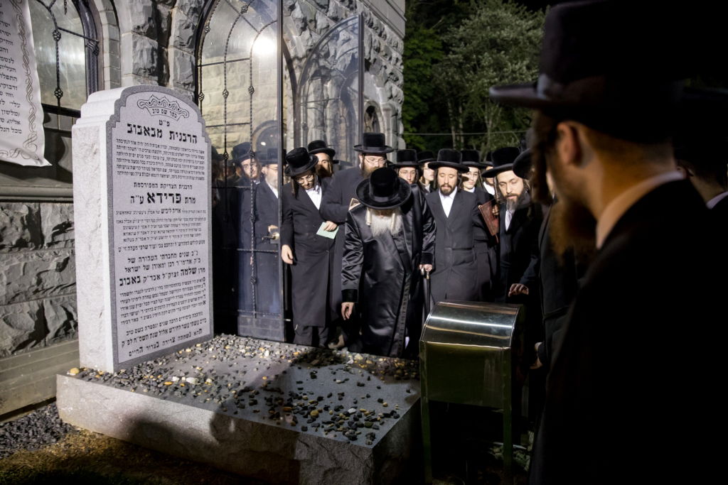 יארצייט בבאבוב: הטיש והעלייה לציון | צפו בתיעוד