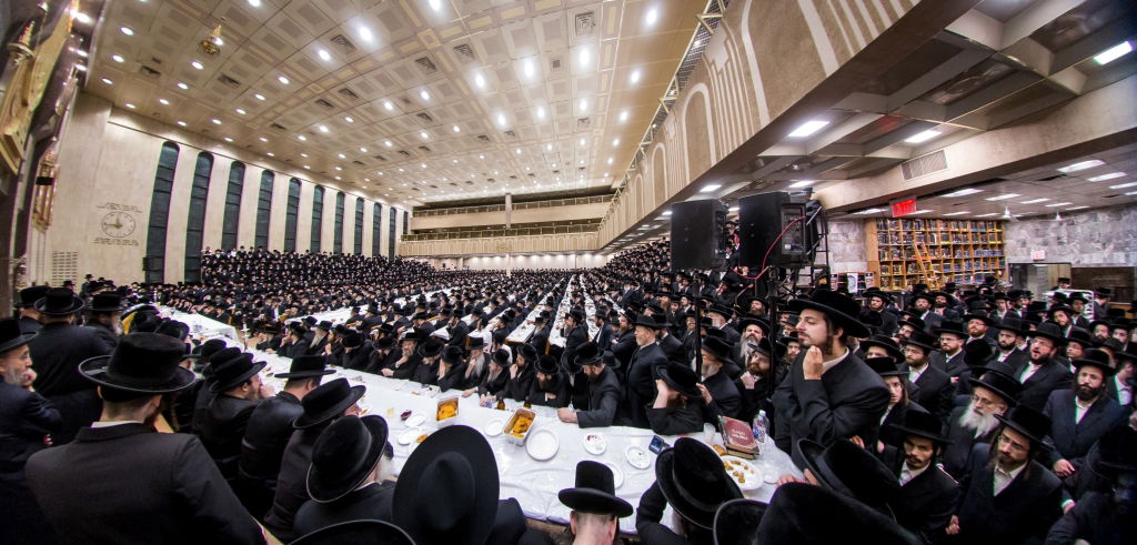 יארצייט בבאבוב: הטיש והעלייה לציון | צפו בתיעוד