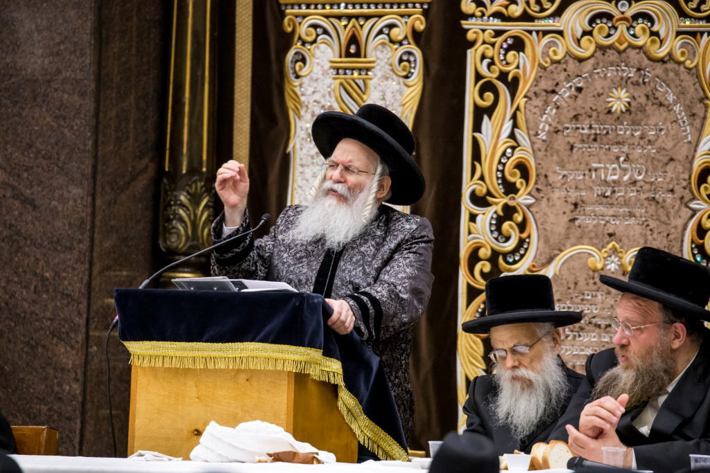 יארצייט בבאבוב: הטיש והעלייה לציון | צפו בתיעוד