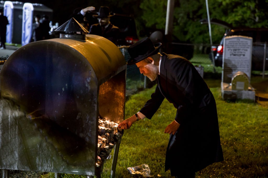 יארצייט בבאבוב: הטיש והעלייה לציון | צפו בתיעוד