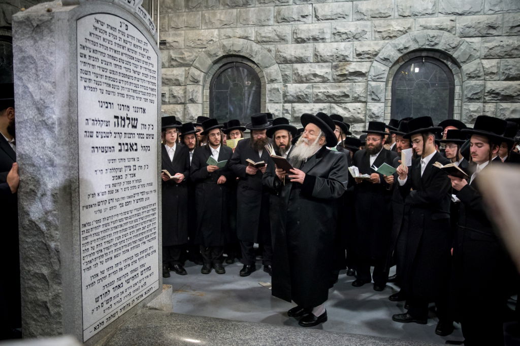 יארצייט בבאבוב: הטיש והעלייה לציון | צפו בתיעוד