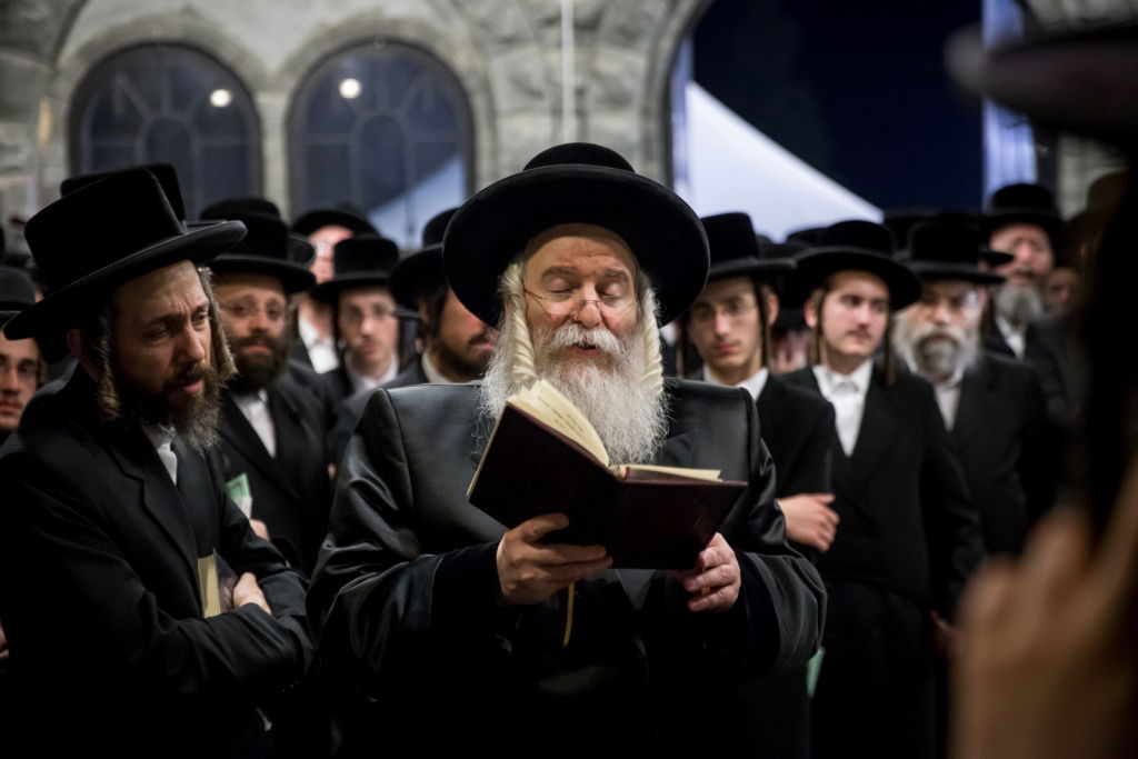 יארצייט בבאבוב: הטיש והעלייה לציון | צפו בתיעוד