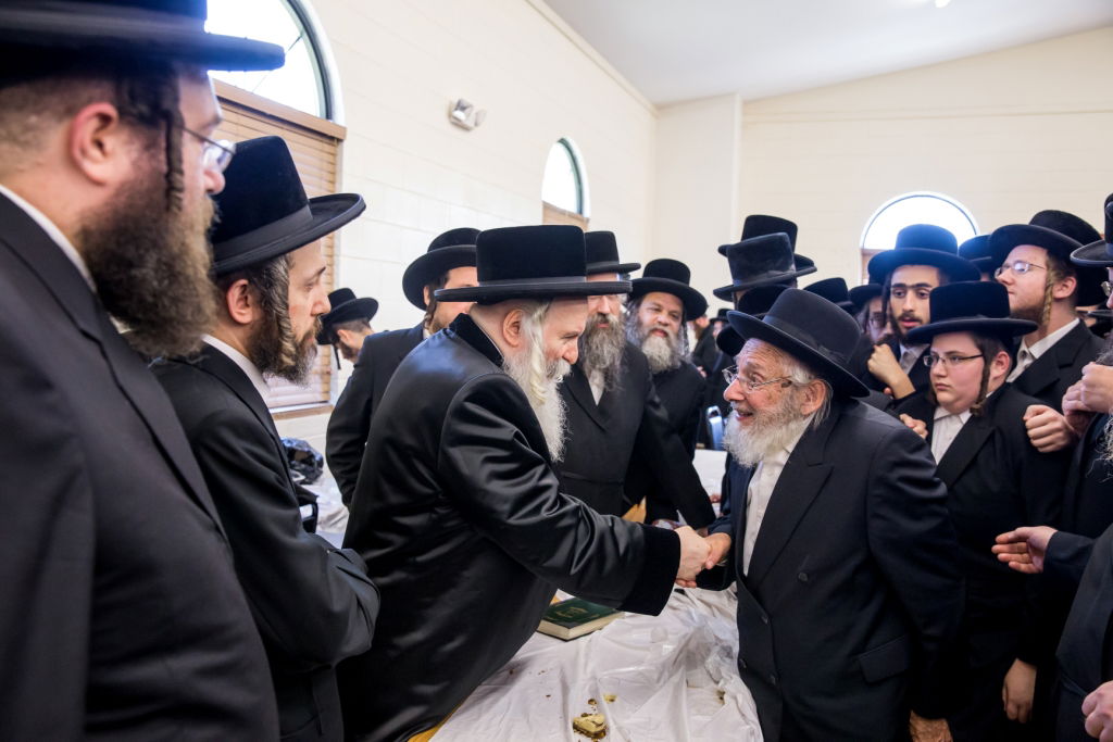 יארצייט בבאבוב: הטיש והעלייה לציון | צפו בתיעוד