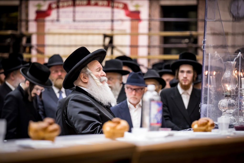 יארצייט בבאבוב: הטיש והעלייה לציון | צפו בתיעוד