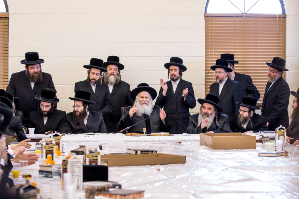 יארצייט בבאבוב: הטיש והעלייה לציון | צפו בתיעוד