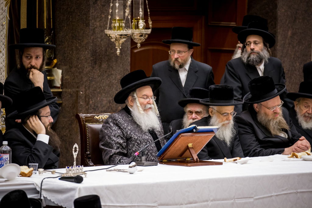 יארצייט בבאבוב: הטיש והעלייה לציון | צפו בתיעוד