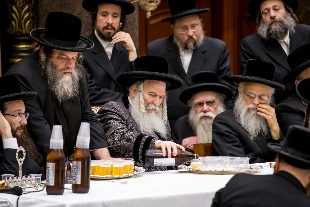 יארצייט בבאבוב: הטיש והעלייה לציון | צפו בתיעוד