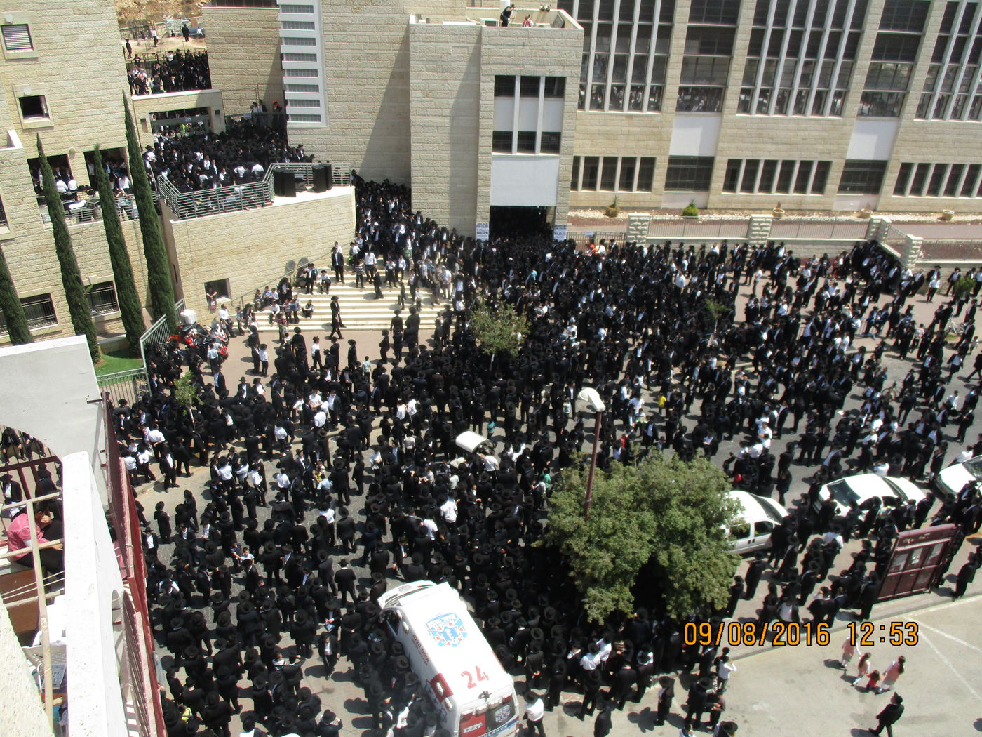 תיעוד דומע: הלווית ראש הישיבה רבי אריה פינקל זצ"ל בברכפלד