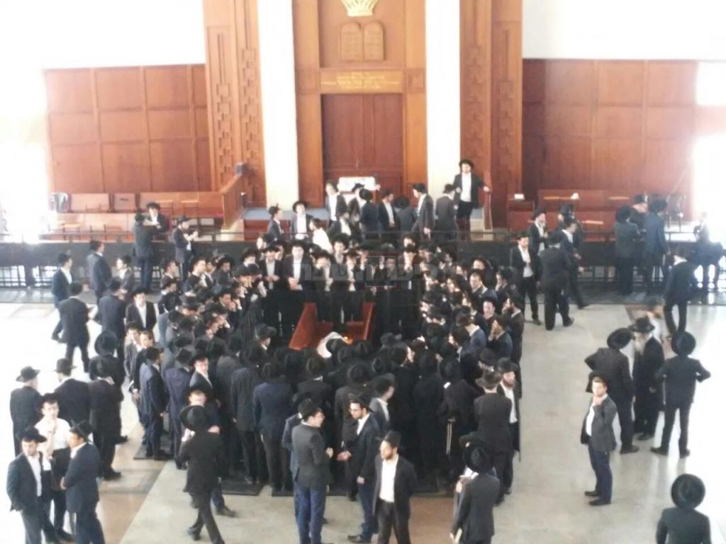 היכל ישיבת מיר ברכפלד, הבוקר