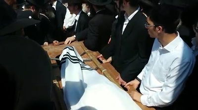 צפו: מיטת רבי אריה פינקל זצ"ל יוצאת לאחר הטהרה בשמגר