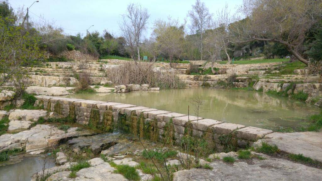 פינה נסתרת וקסומה, עין חמד.