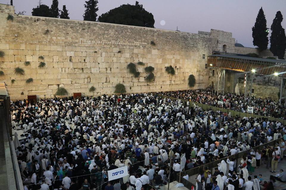 תיעוד: כך נראה סיום צום תשעה באב בכותל המערבי
