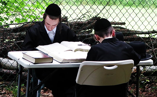 הקעמפים החסידיים: סדר לימוד, שחרית בנץ וכיבוד הורים