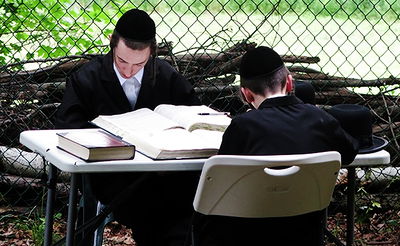 הקעמפים החסידיים: סדר לימוד, שחרית בנץ וכיבוד הורים