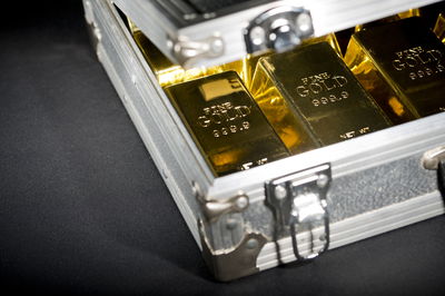 מזוודה עם מטילי זהב. אילוסטרציה