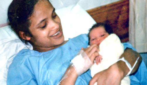 התינוקת עם אמה לפני שנחטפה