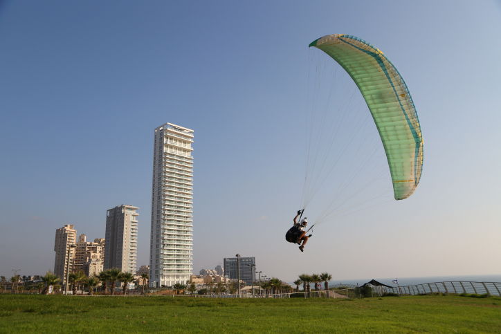 מרהיב: מצנחי רחיפה בחוף הים בנתניה