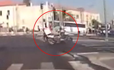 בגלל רמזור אדום: תאונה בין שני אופנועים