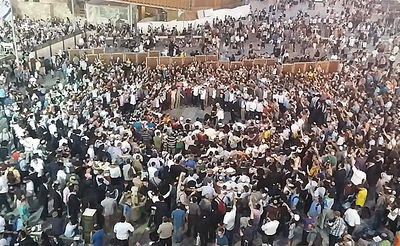 מרגש: שירת "אני מאמין" סוחפת בכותל המערבי. צפו