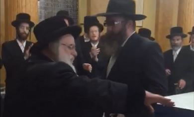 הריקוד החסידי של הרבי מויז'ניץ עם שליח חב"ד | צפו
