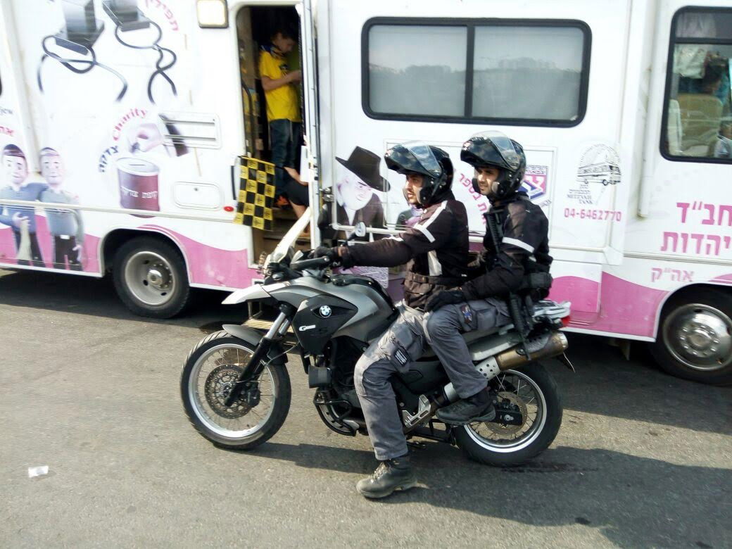 קבוצת בית"ר ירושלים ביקשה ופעילי ניידות חב"ד הניחו תפילין לאוהדים