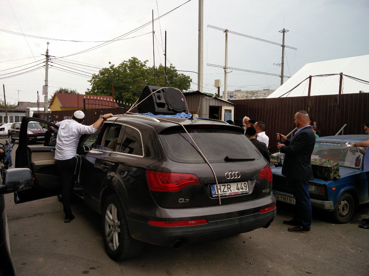 תיעוד ענק: כך מכניסים ספר תורה באומן