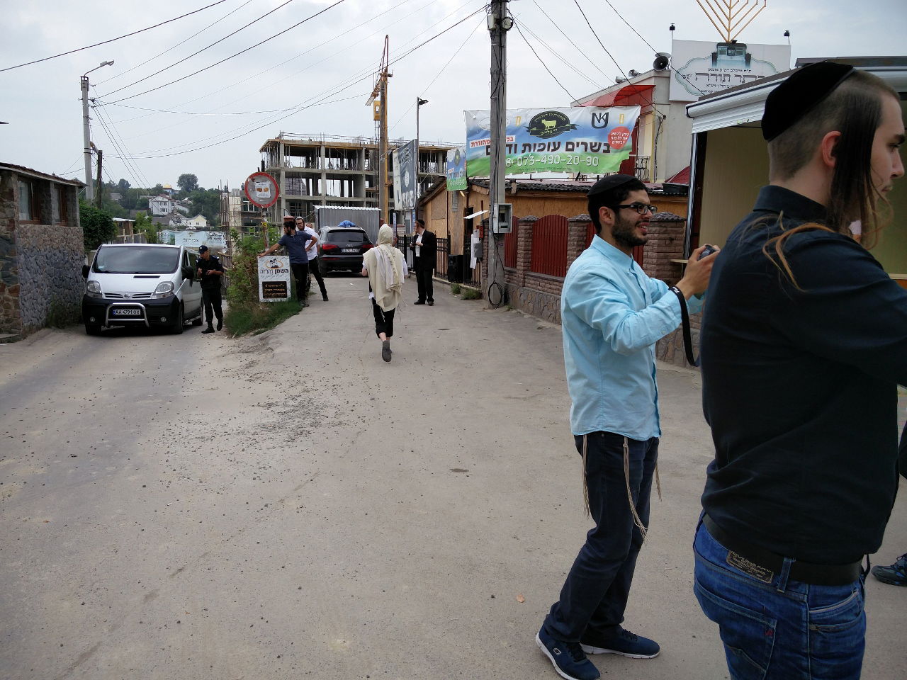 תיעוד ענק: כך מכניסים ספר תורה באומן