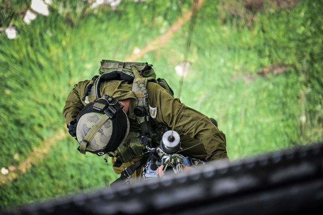 מהמסוק לים: צפו בפעילות לוחמי 669