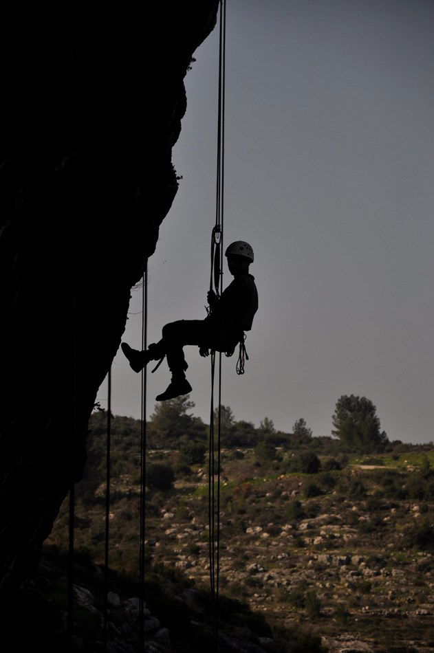 מהמסוק לים: צפו בפעילות לוחמי 669